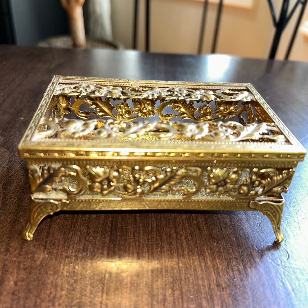 Vintage Stylebuilt Hollywood Regency tissue box holder 24K gold-plated filigree.